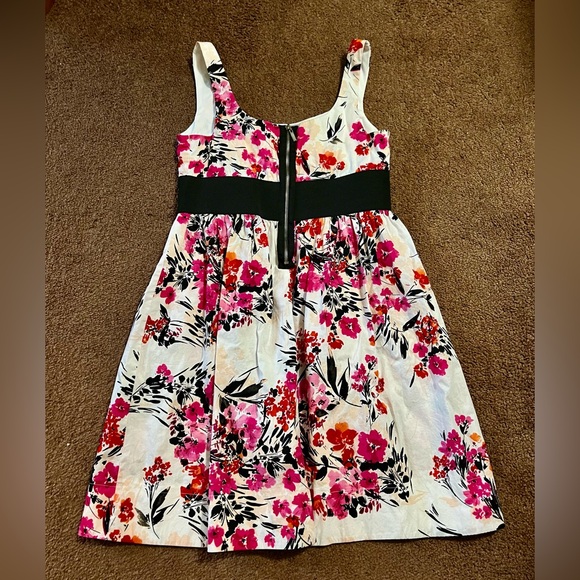 B. Smart A-Line Floral Dress - Picture 3 of 5